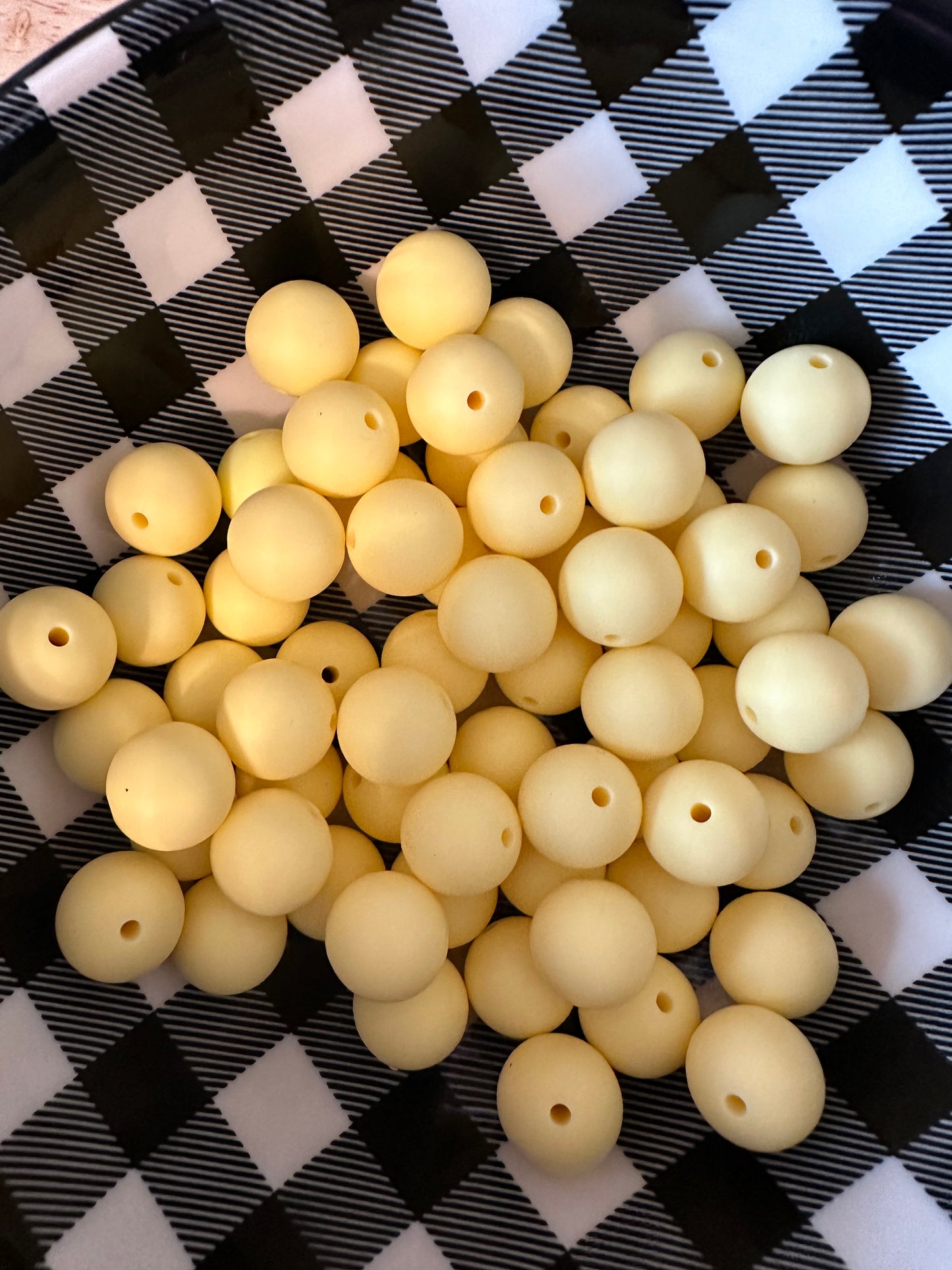 15mm Light yellow silicone beads (wholesale) pack of 10